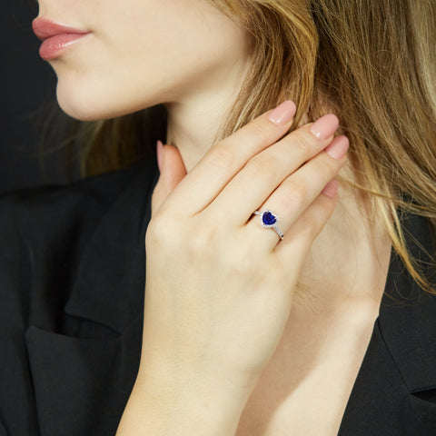 Anello in oro bianco con zaffiro Lab-Grown taglio cuore e diamanti Lab-Grown taglio brillante.