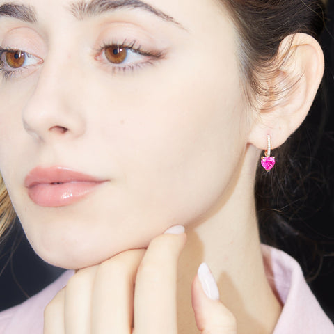 Orecchini a cerchio in oro rosa con zaffiro rosa taglio cuore e diamanti Lab-Grown taglio brillante.