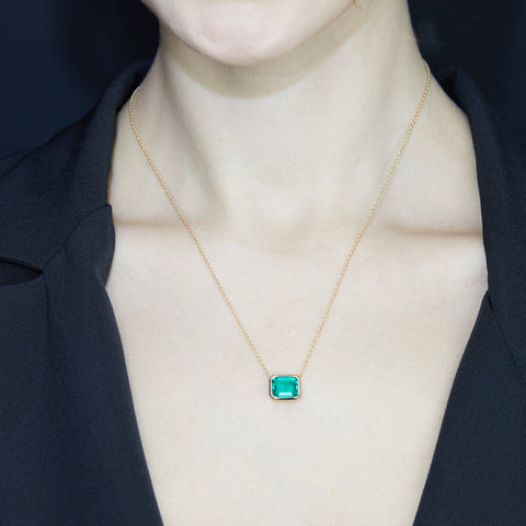 Girocollo in oro giallo con smeraldo Lab-Grown taglio smeraldo,3,41 carati.