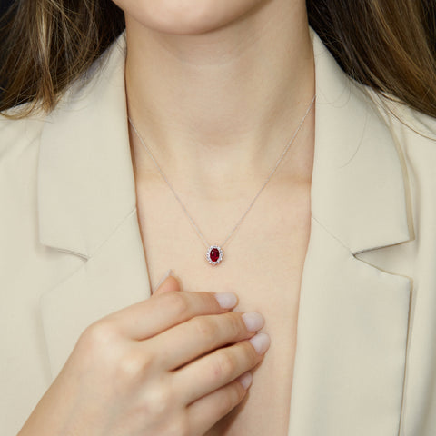 Girocollo in oro bianco con rubino Lab-Grown taglio ovale e diamanti Lab-Grown taglio brillante.