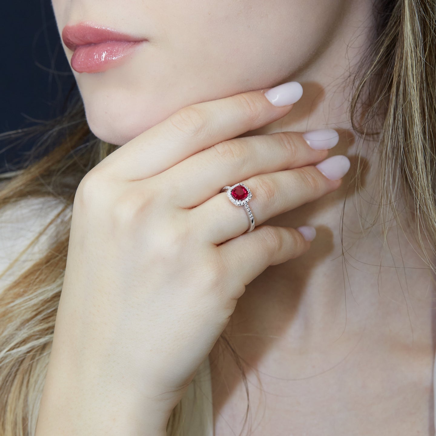 Anello in oro bianco con rubino Lab-Grown taglio cuscino e diamanti Lab-Grown taglio brillante.