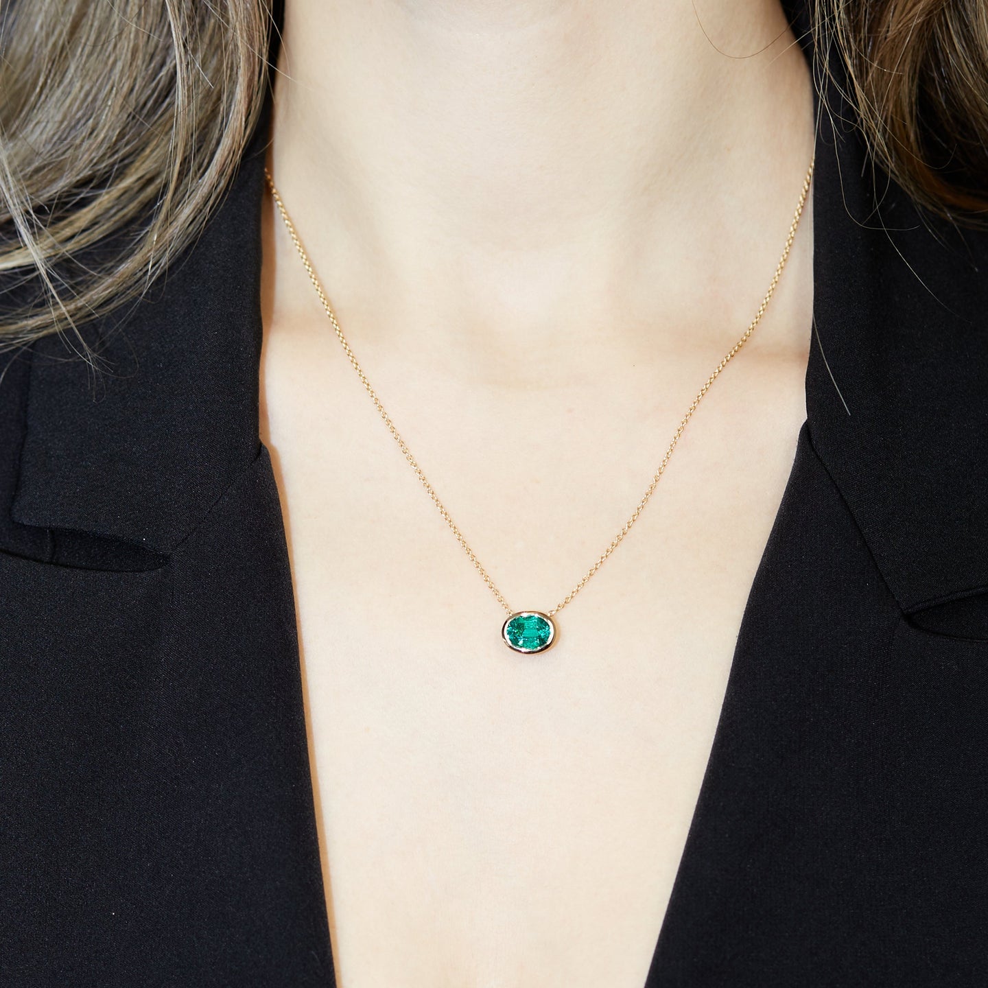 Girocollo Aurea in oro giallo con smeraldo lab-Grown taglio ovale, 1,88 carati.