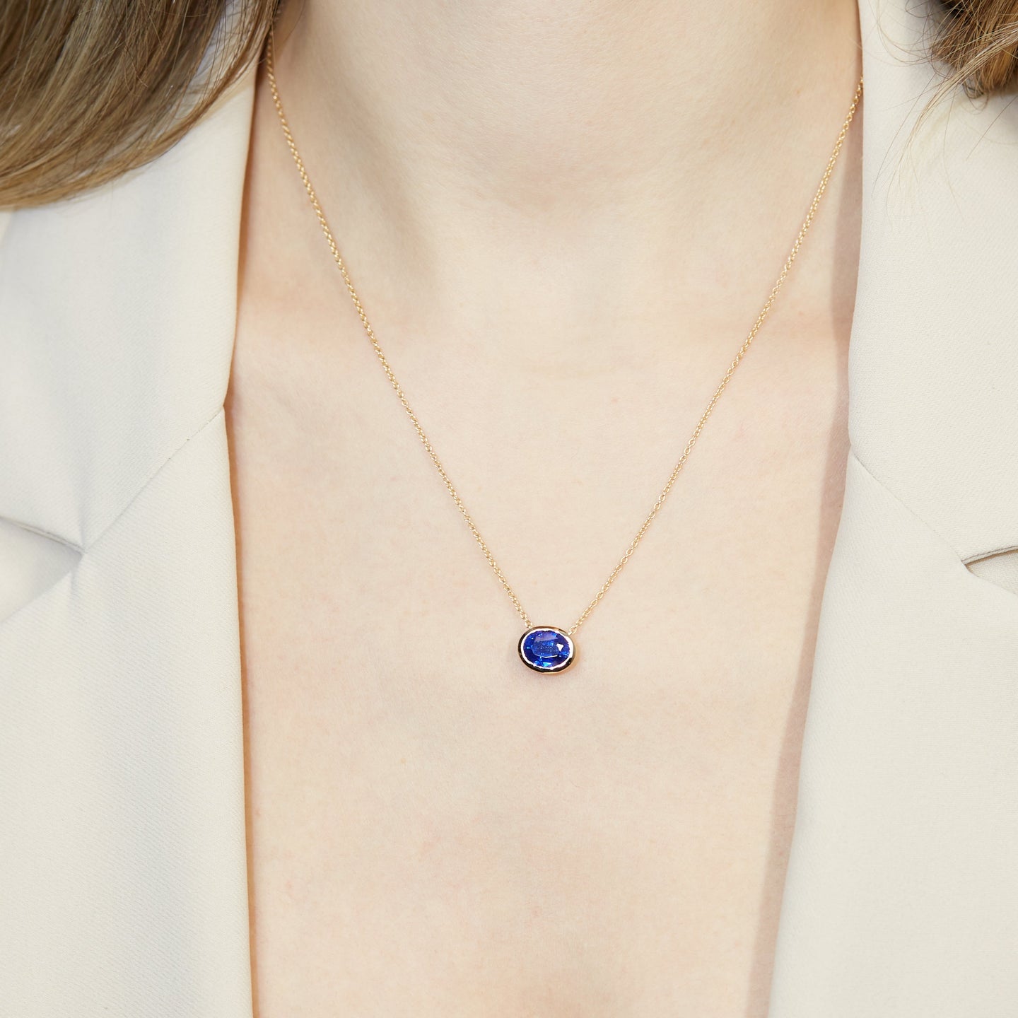 Girocollo Aurea in oro giallo con zaffiro Lab-Grown taglio ovale, 2,71 carati.