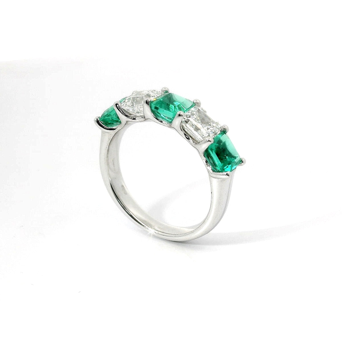 Fedina in oro bianco con smeraldi Lab-Grown e diamanti Lab-Grown taglio asscher.
