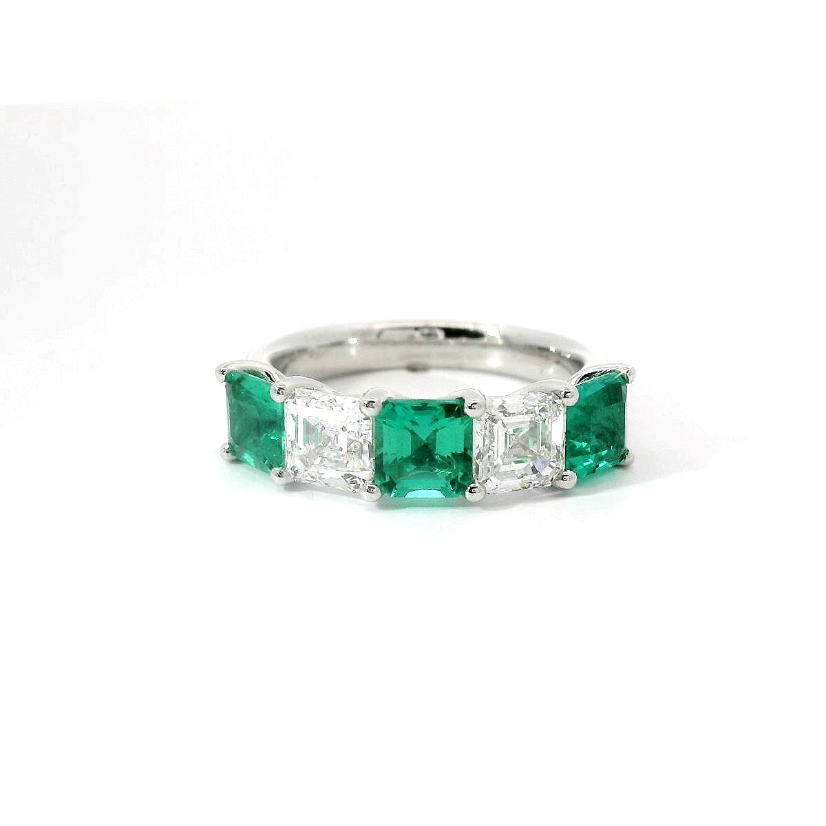 Fedina in oro bianco con smeraldi Lab-Grown e diamanti Lab-Grown taglio asscher.