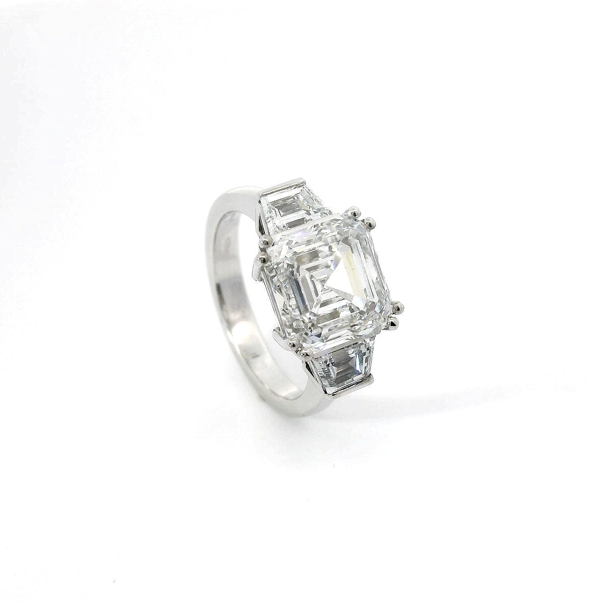 Trilogy in oro bianco con diamanti Lab-Grown taglio asscher e trapezio, 5,96 carati.