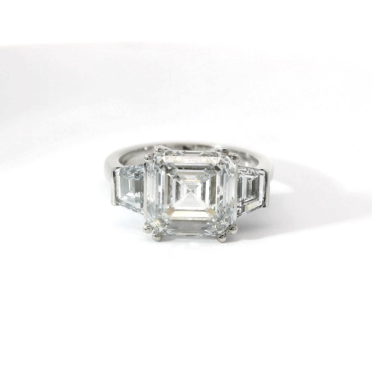 Trilogy in oro bianco con diamanti Lab-Grown taglio asscher e trapezio, 5,96 carati.