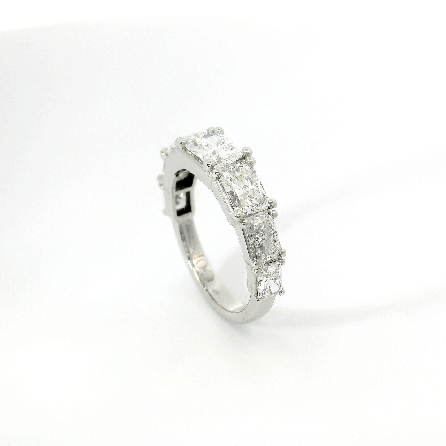 Fedina Bubble a gradazione in oro bianco con diamanti lab-grown taglio radiant, 2,74 carati.