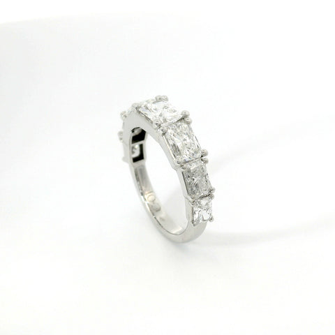 Fedina Bubble a gradazione in oro bianco con diamanti lab-grown taglio radiant, 2,74 carati.