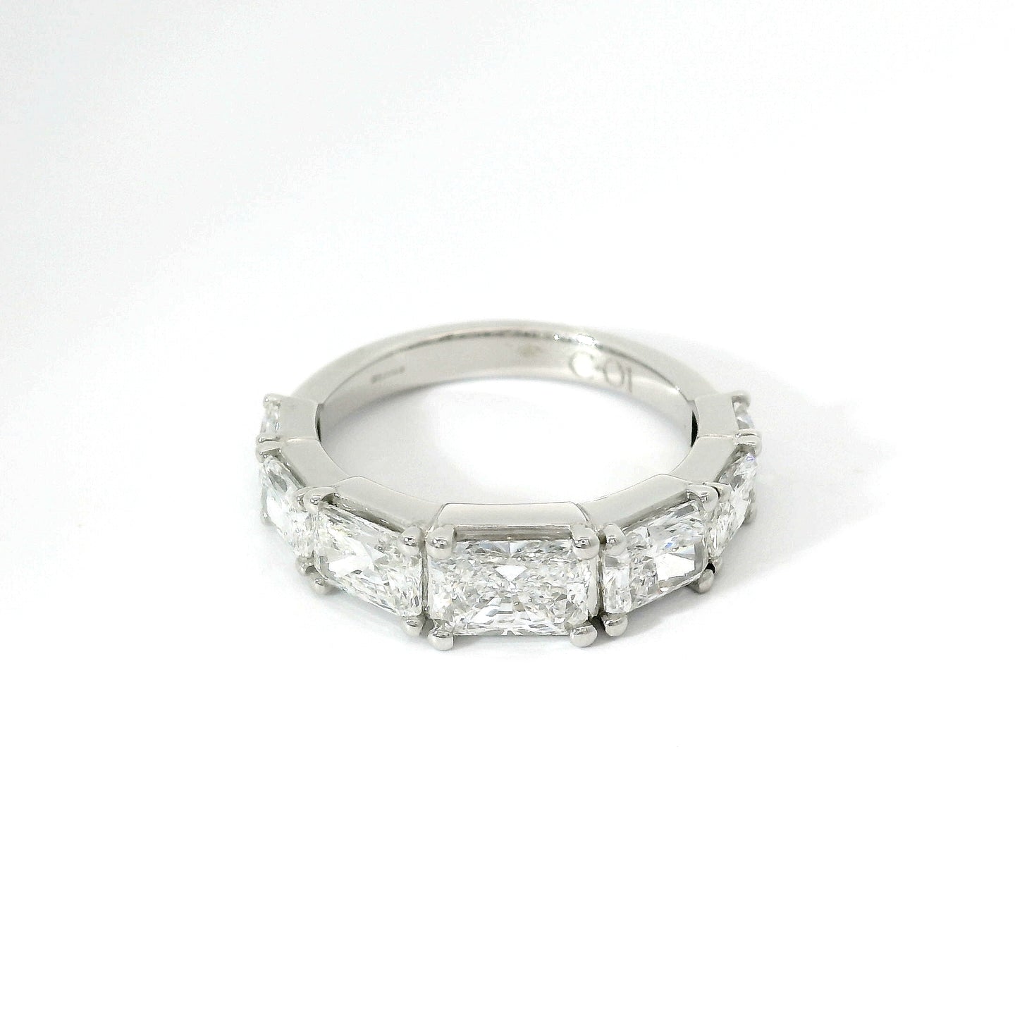 Fedina Bubble a gradazione in oro bianco con diamanti lab-grown taglio radiant, 2,74 carati.