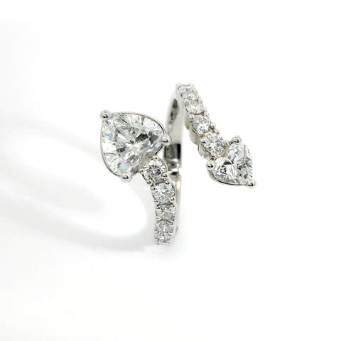 Anello contrariè aperto a gradazione in oro bianco e diamanti lab-grown taglio cuore e brillante, 2,60 carati.