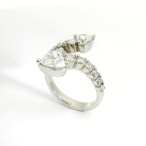 Anello contrariè aperto a gradazione in oro bianco e diamanti lab-grown taglio cuore e brillante, 2,60 carati.