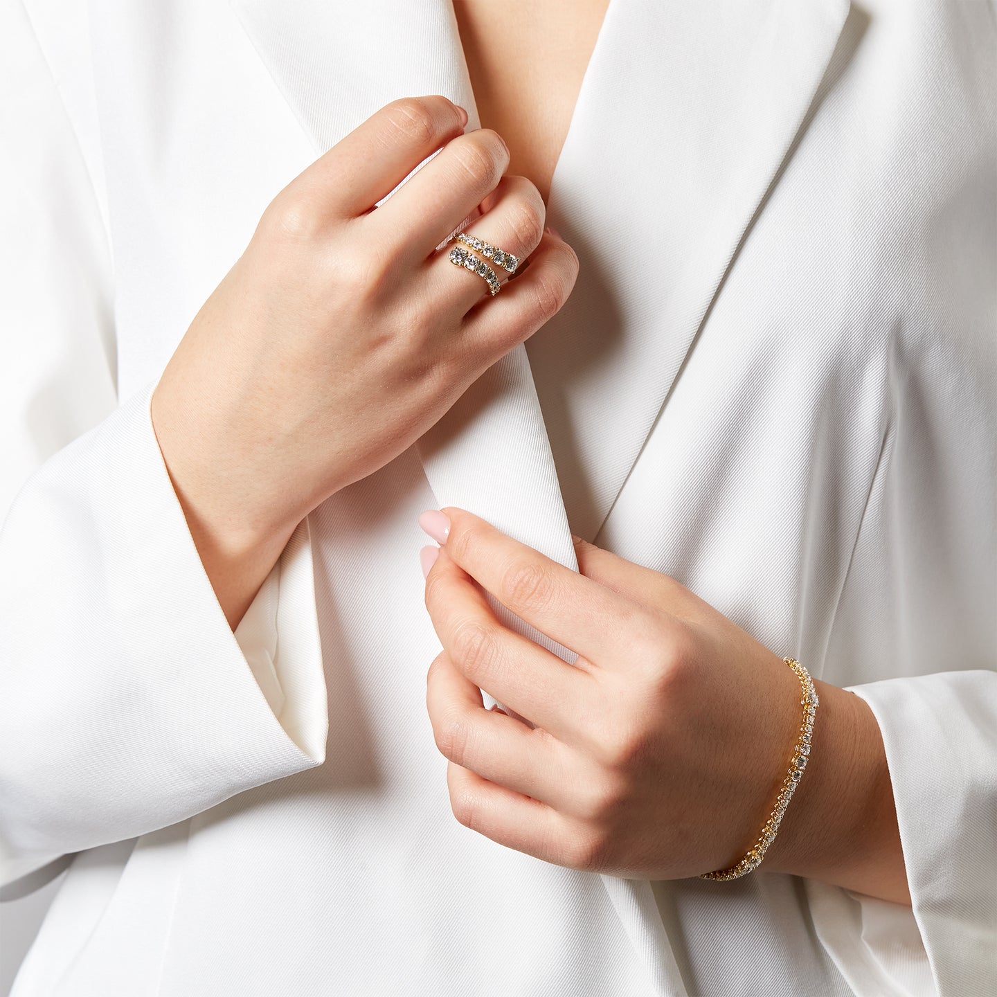 Open contrariè gradation ring in yellow gold with brilliant-cut lab-grown diamonds, 1.96 carats.