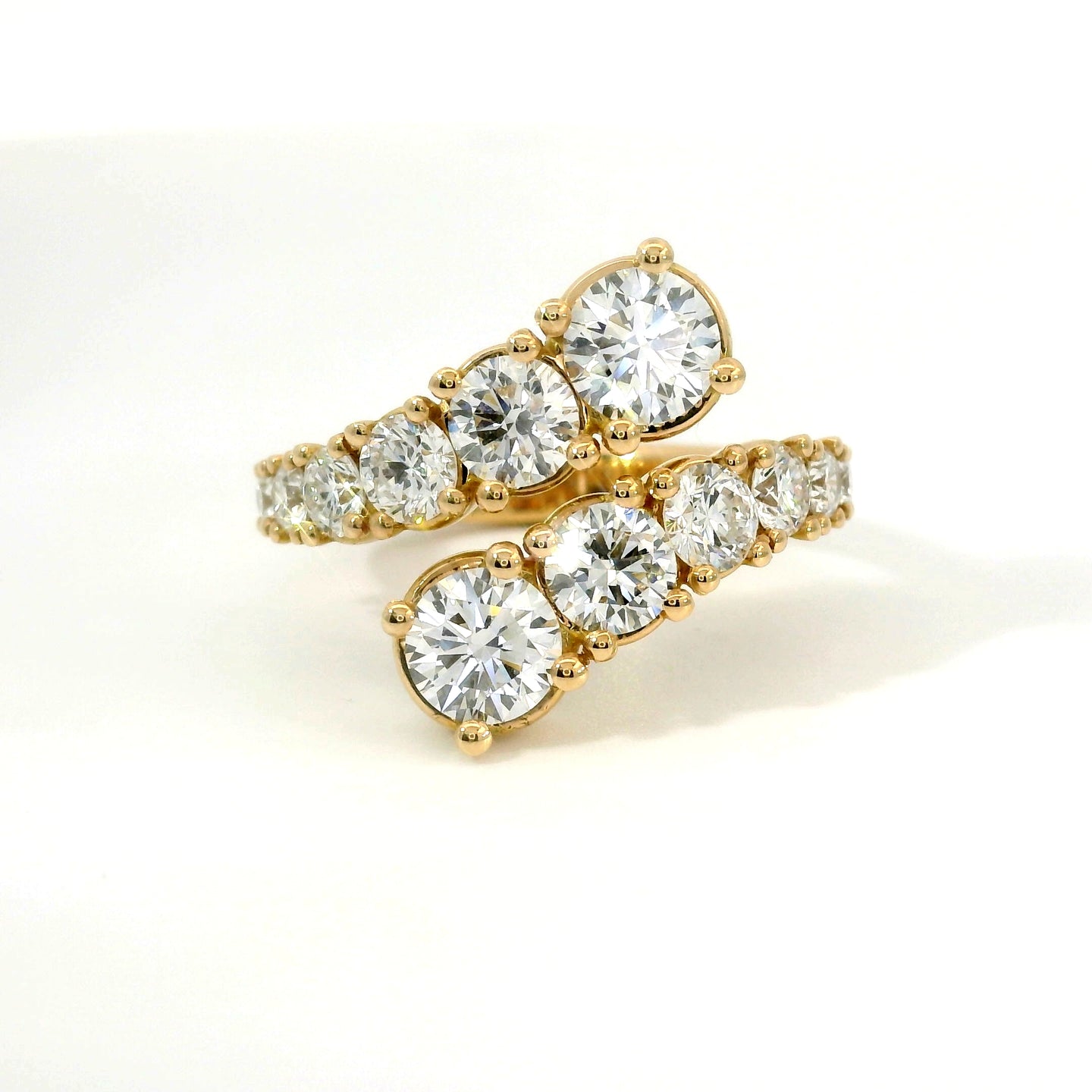 Anello a gradazione contrariè aperto in oro rosa con diamanti lab-grown taglio brillante, 2,82 carati.