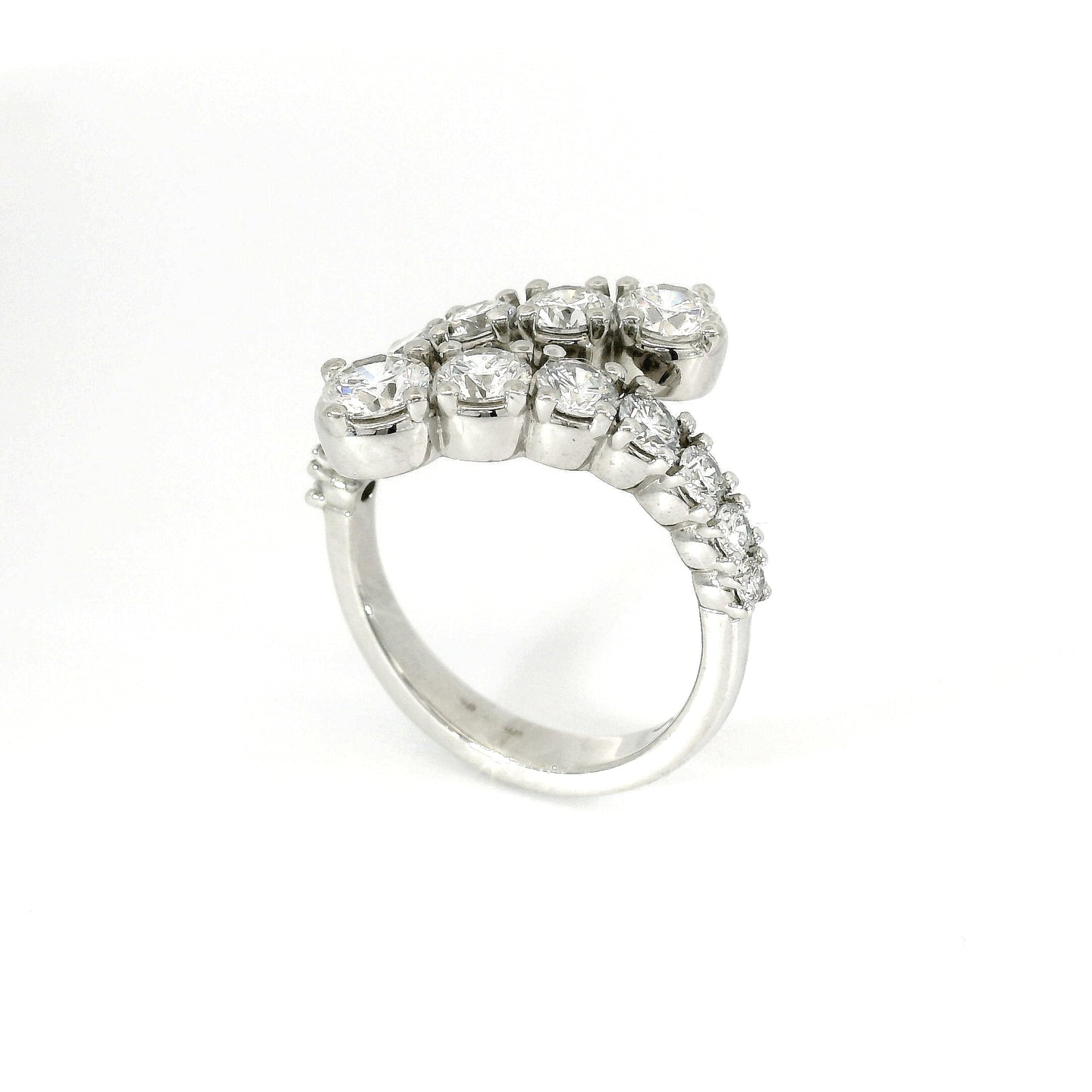 Anello a gradazione contrariè aperto in oro bianco diamanti lab-grown taglio brillante, 1,94 carati.