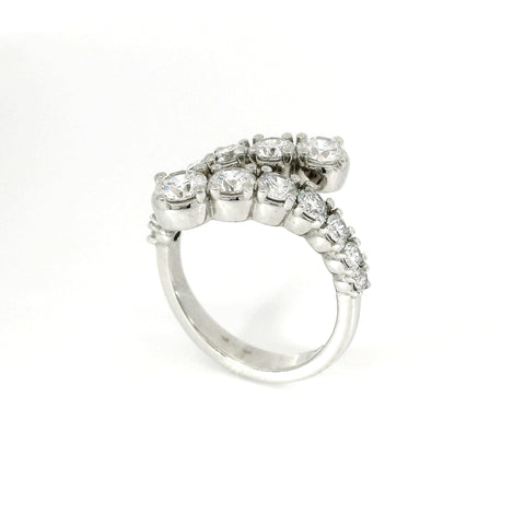 Anello a gradazione contrariè aperto in oro bianco diamanti lab-grown taglio brillante, 1,94 carati.