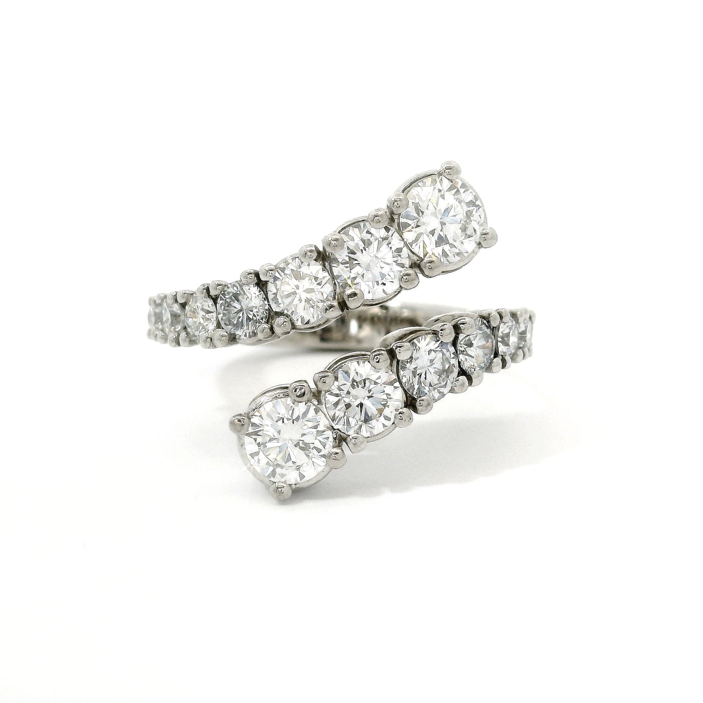 Anello a gradazione contrariè aperto in oro bianco diamanti lab-grown taglio brillante, 1,94 carati.