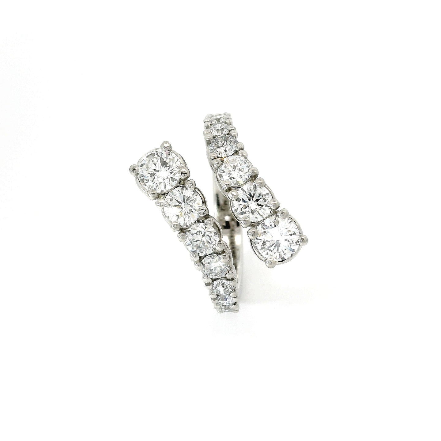 Anello a gradazione contrariè aperto in oro bianco diamanti lab-grown taglio brillante, 1,94 carati.