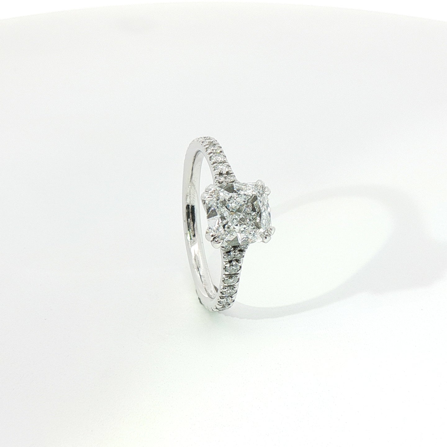 Solitario in oro bianco con diamanti Lab-Grown taglio cuscino e brillante, 2,01 carati.