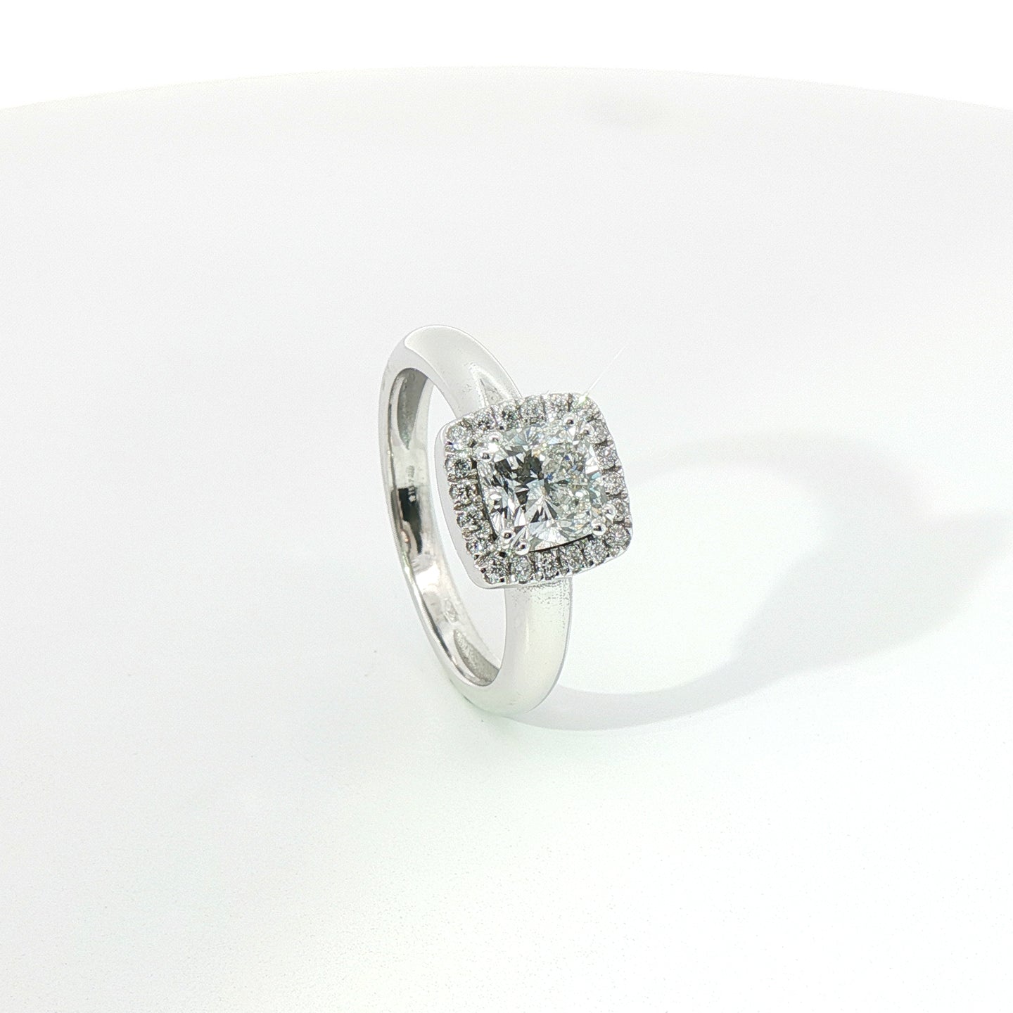 Anello in oro bianco con diamanti Lab-Grown taglio cuscino e brillante, 1,35 carati.