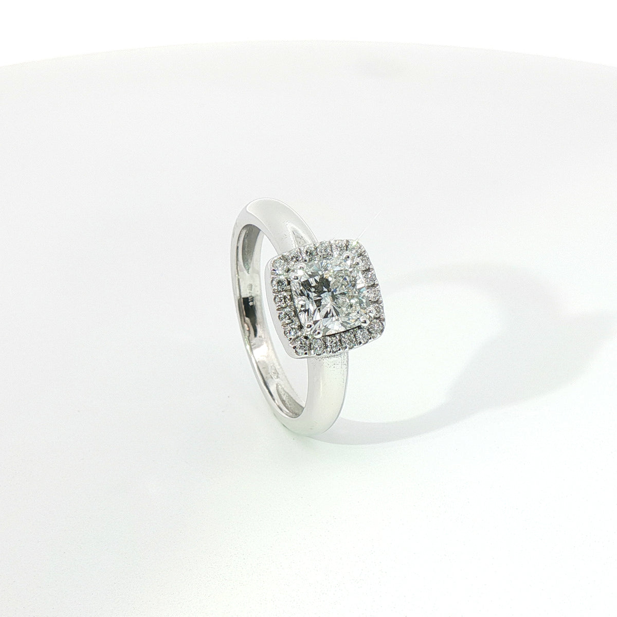 Anello in oro bianco con diamanti Lab-Grown taglio cuscino e brillante, 1,35 carati.