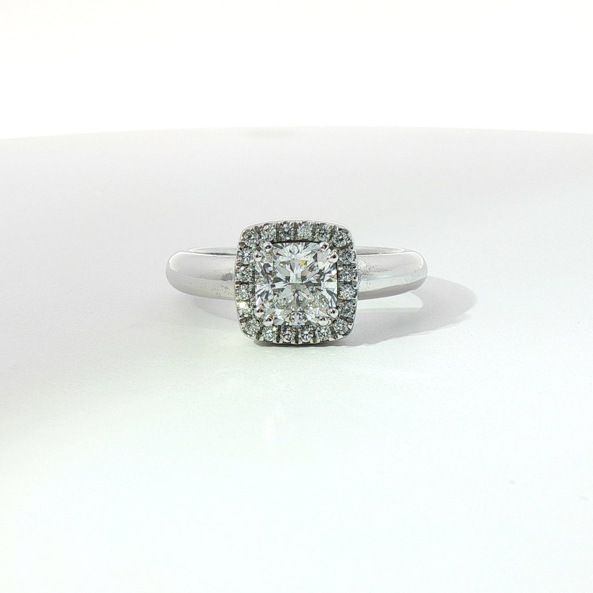 Anello in oro bianco con diamanti Lab-Grown taglio cuscino e brillante, 1,35 carati.
