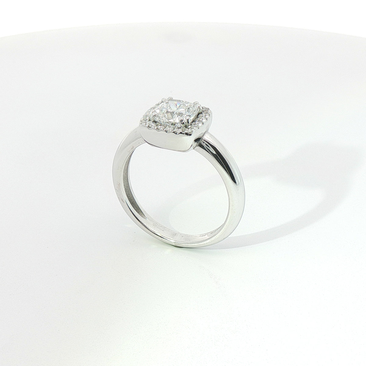 Anello in oro bianco con diamanti Lab-Grown taglio cuscino e brillante, 1,35 carati.