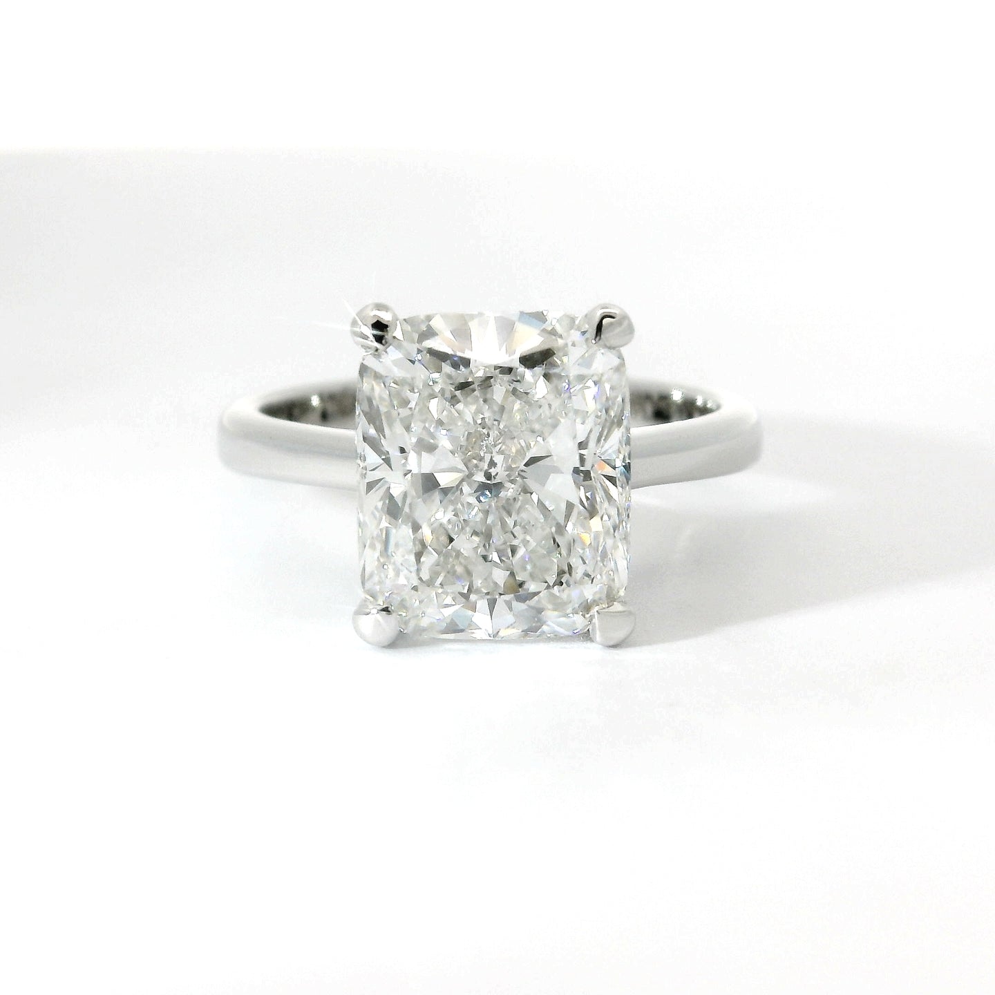 Solitaire in white gold with cushion-cut lab-grown diamond, 5.11 carats.