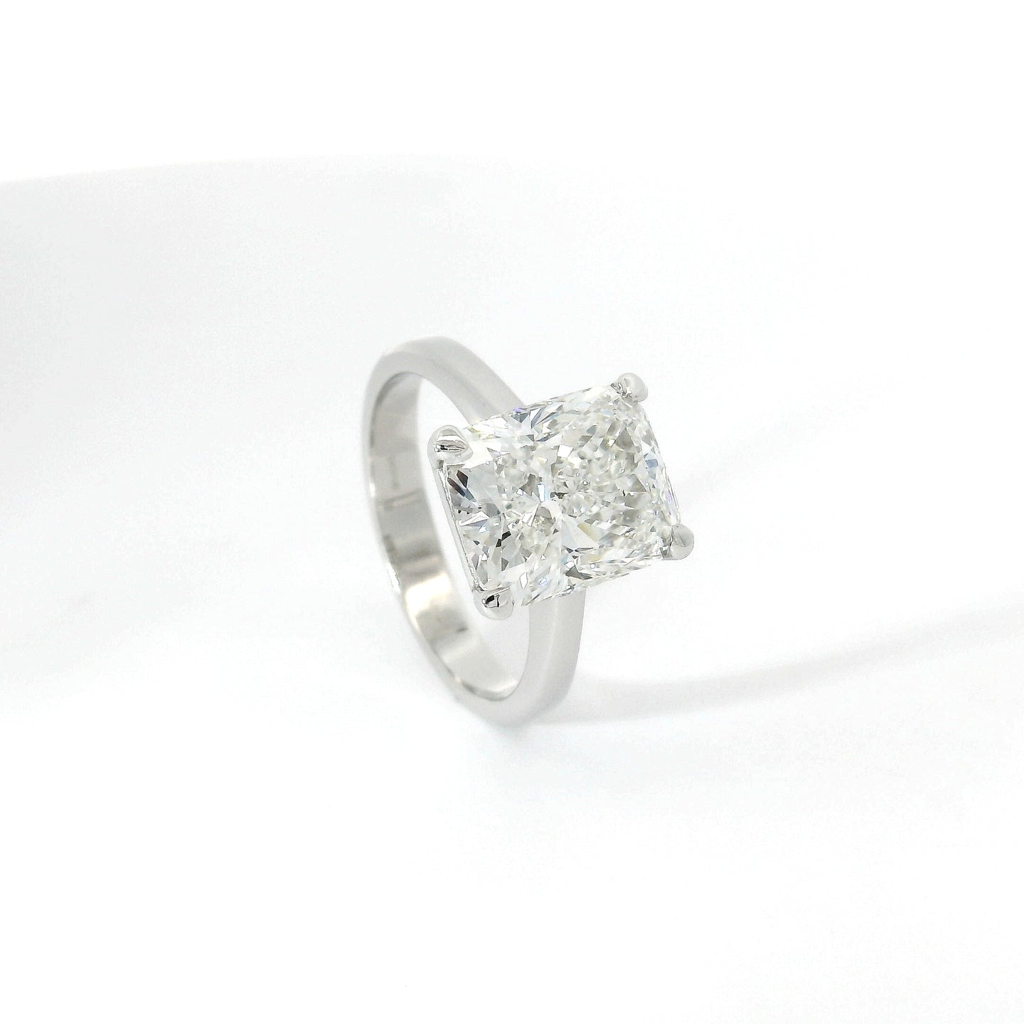 Solitaire in white gold with cushion-cut lab-grown diamond, 5.11 carats.
