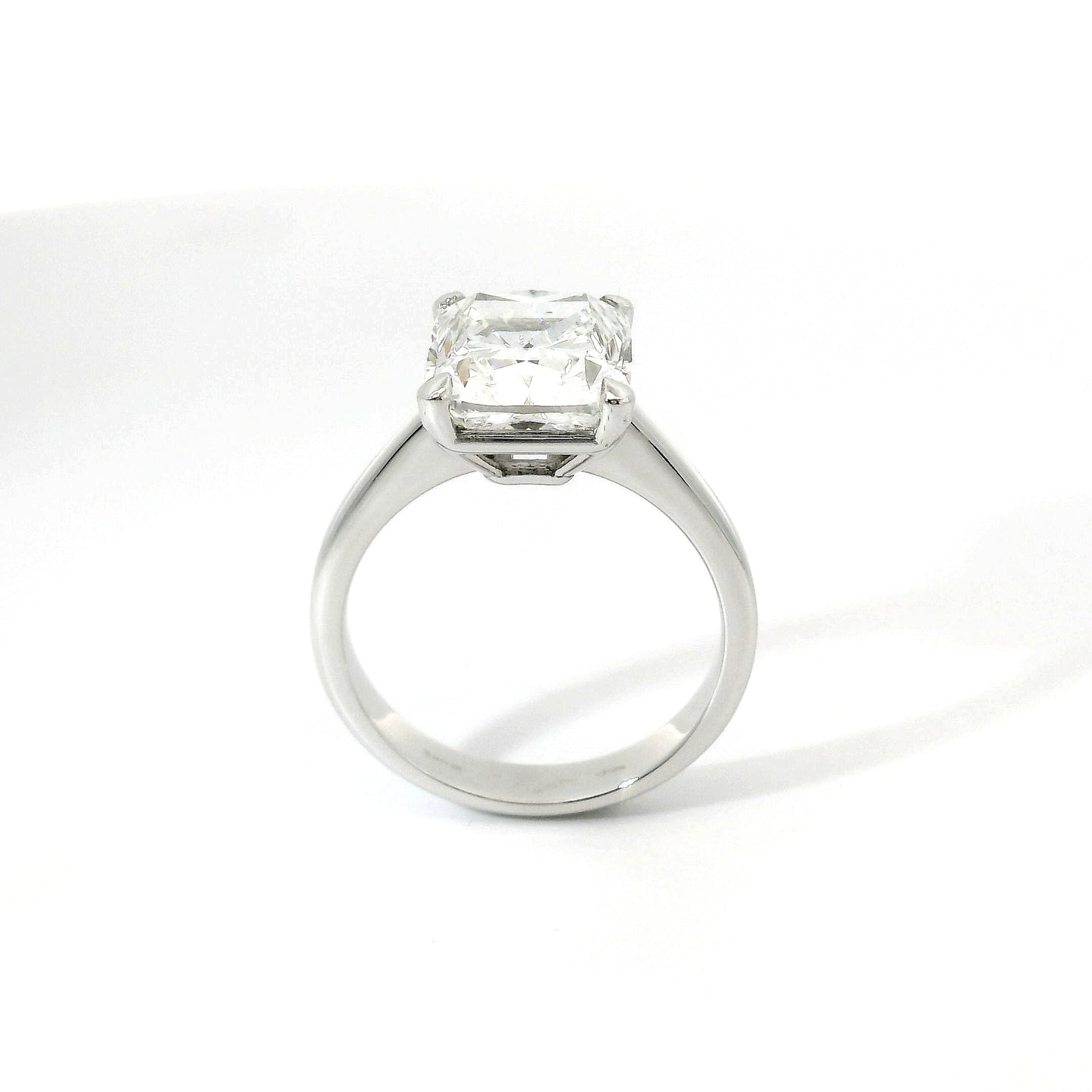 Solitaire in white gold with cushion-cut lab-grown diamond, 5.11 carats.