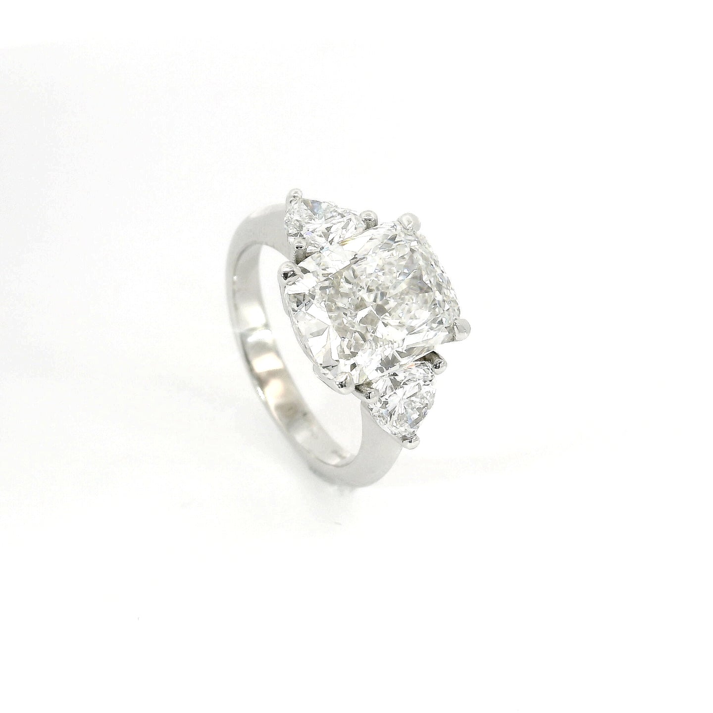 Trilogy con diamante lab-grown taglio cuscino e due taglio trillion, 6,17 carati.