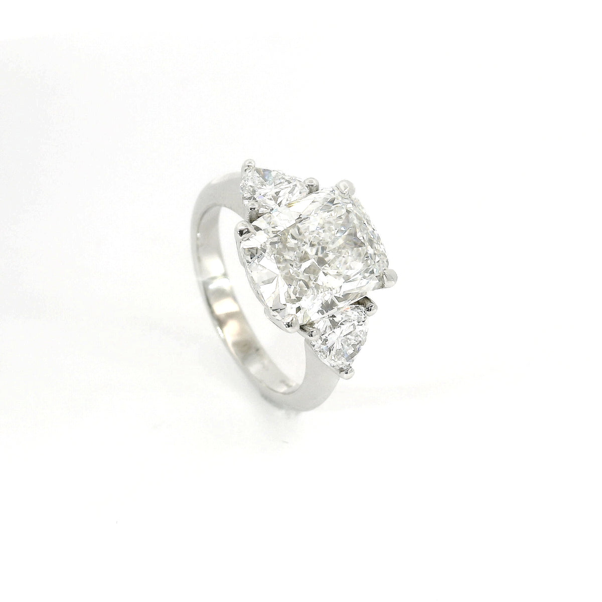 Trilogy con diamante lab-grown taglio cuscino e due taglio trillion, 6,17 carati.