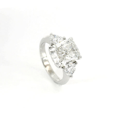 Trilogy con diamante lab-grown taglio cuscino e due taglio trillion, 6,17 carati.