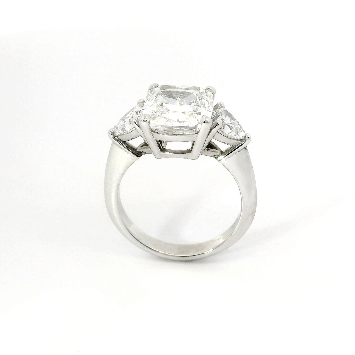 Trilogy con diamante lab-grown taglio cuscino e due taglio trillion, 6,17 carati.