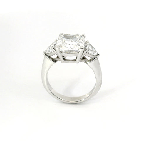 Trilogy con diamante lab-grown taglio cuscino e due taglio trillion, 6,17 carati.
