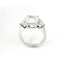 Trilogy con diamante lab-grown taglio cuscino e due taglio trillion, 6,17 carati.