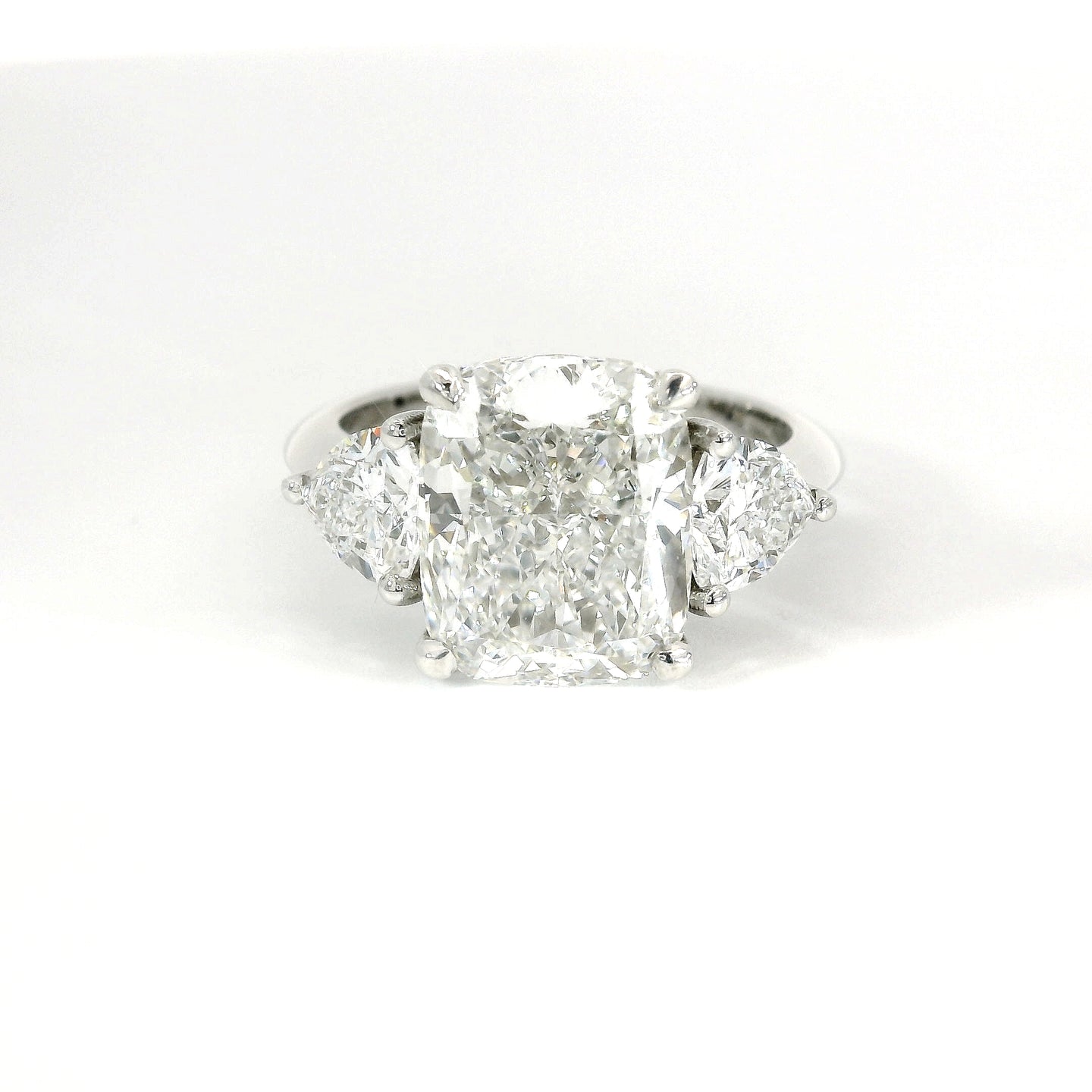 Trilogy con diamante lab-grown taglio cuscino e due taglio trillion, 6,17 carati.