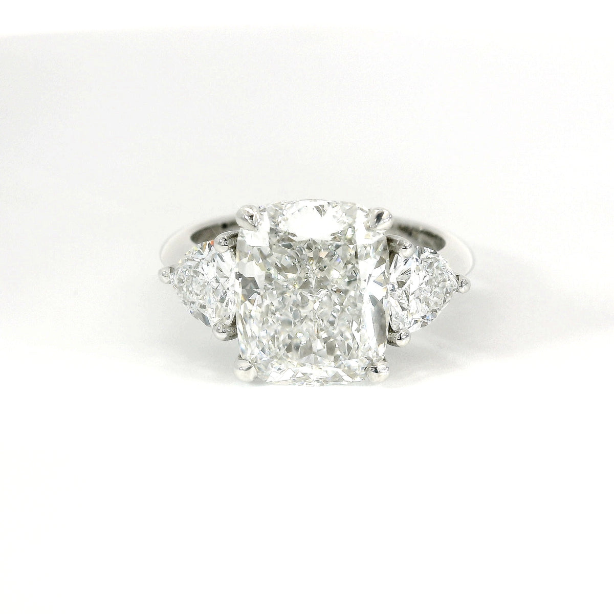 Trilogy con diamante lab-grown taglio cuscino e due taglio trillion, 6,17 carati.
