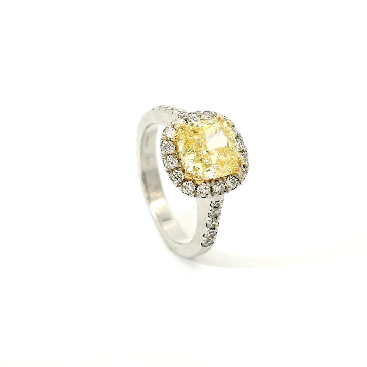 Anello Dreams cuscino fancy color in oro bianco con diamanti lab-grown taglio brillante, 2,58 carati.