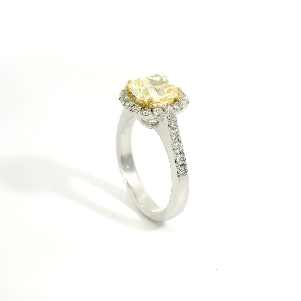 Anello Dreams cuscino fancy color in oro bianco con diamanti lab-grown taglio brillante, 2,58 carati.