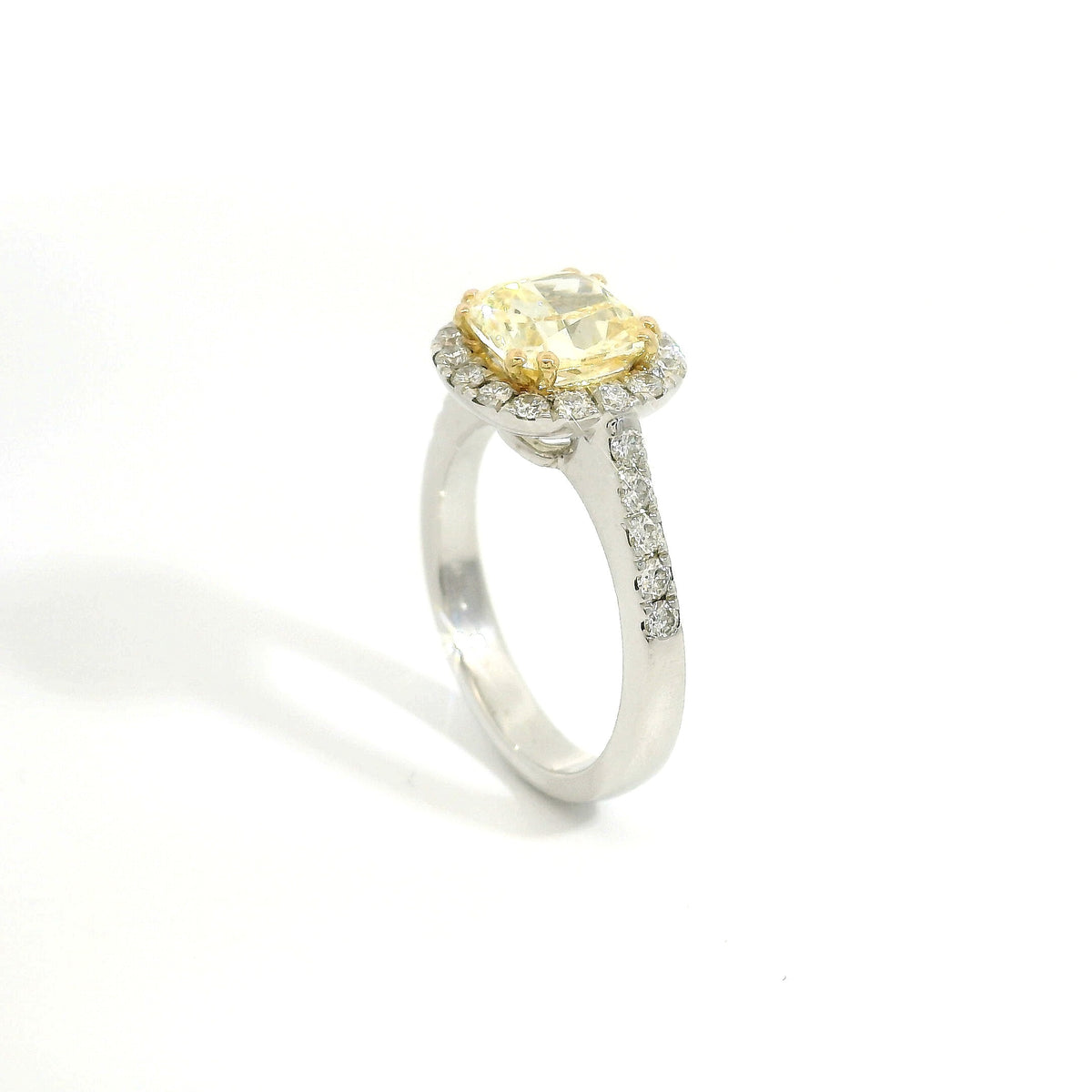 Anello Dreams cuscino fancy color in oro bianco con diamanti lab-grown taglio brillante, 2,58 carati.