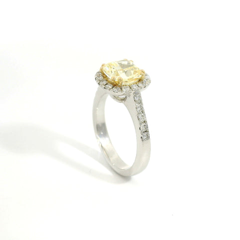 Anello Dreams cuscino fancy color in oro bianco con diamanti lab-grown taglio brillante, 2,58 carati.
