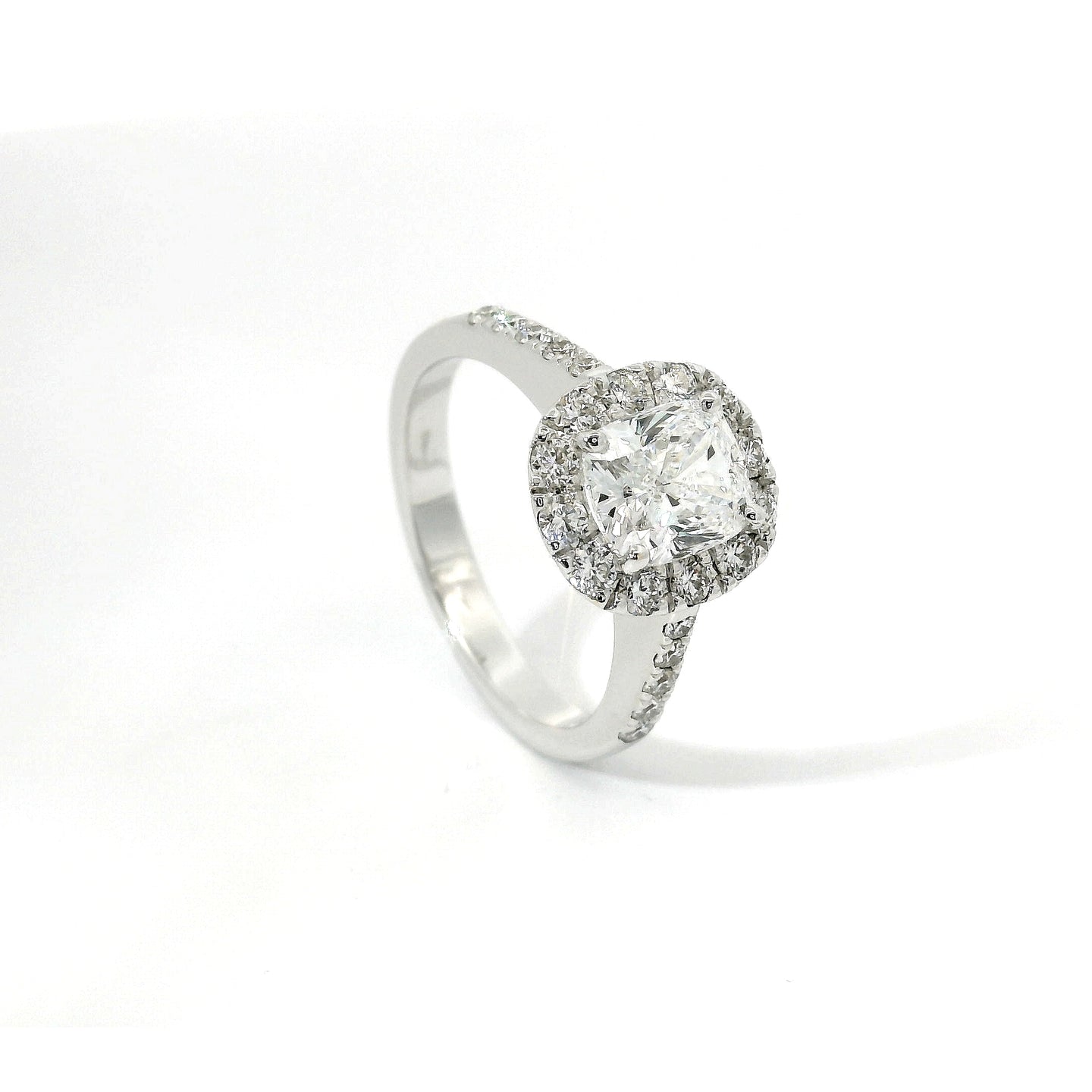 Anello Dreams cuscino in oro bianco con diamanti lab-grown taglio brillante, 2,08 carati.