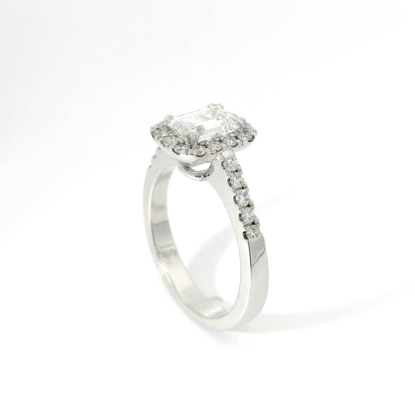 Anello Dreams smeraldo in oro bianco con diamanti lab-grown taglio brillante, 1,46 carati.