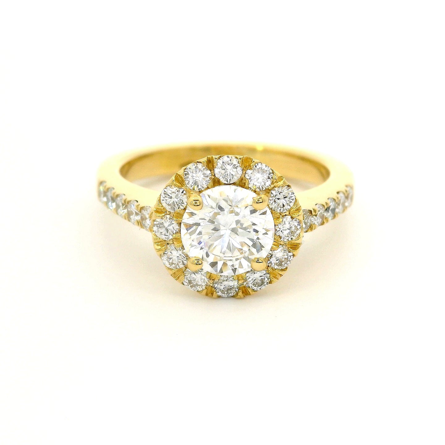 Dreams round ring in yellow gold with brilliant-cut lab-grown diamonds, 1.65 carats.