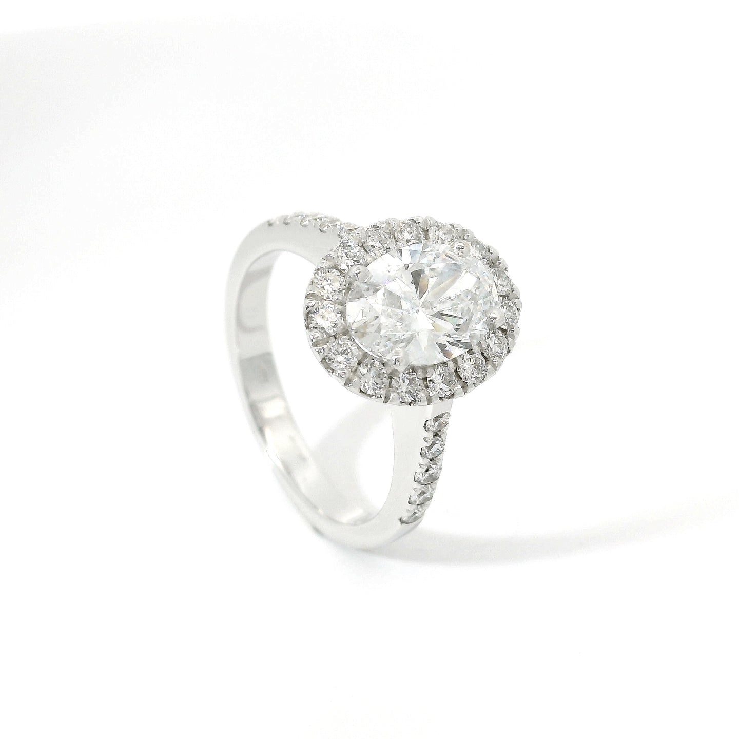 Anello Dreams ovale in oro bianco con diamanti lab-grown taglio brillante, 2,16 carati.