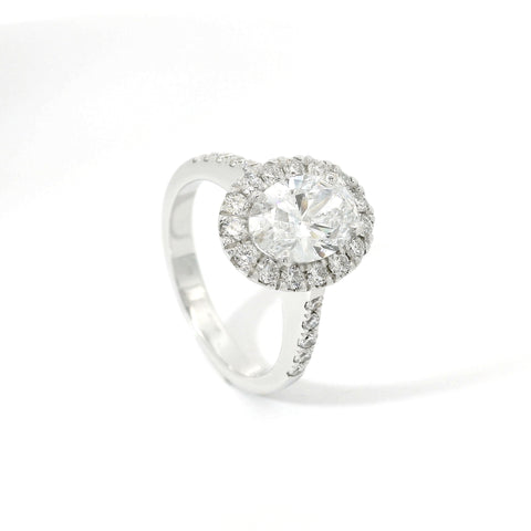 Anello Dreams ovale in oro bianco con diamanti lab-grown taglio brillante, 2,16 carati.