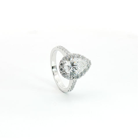 Anello Dreams con diamanti Lab-Grown taglio goccia e brillante, 2,28 carati.