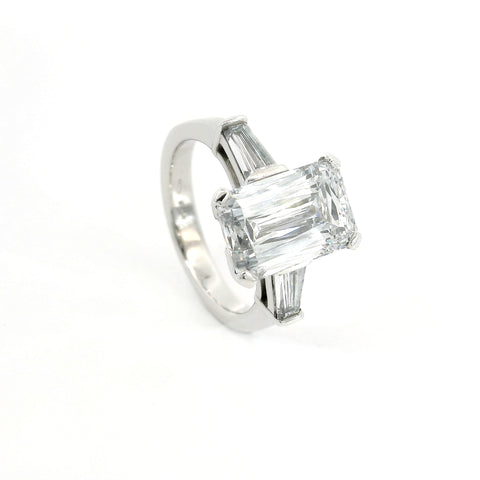 Solitario in oro bianco con diamanti lab-grown taglio Smeraldo e taper, 5,85 carati.