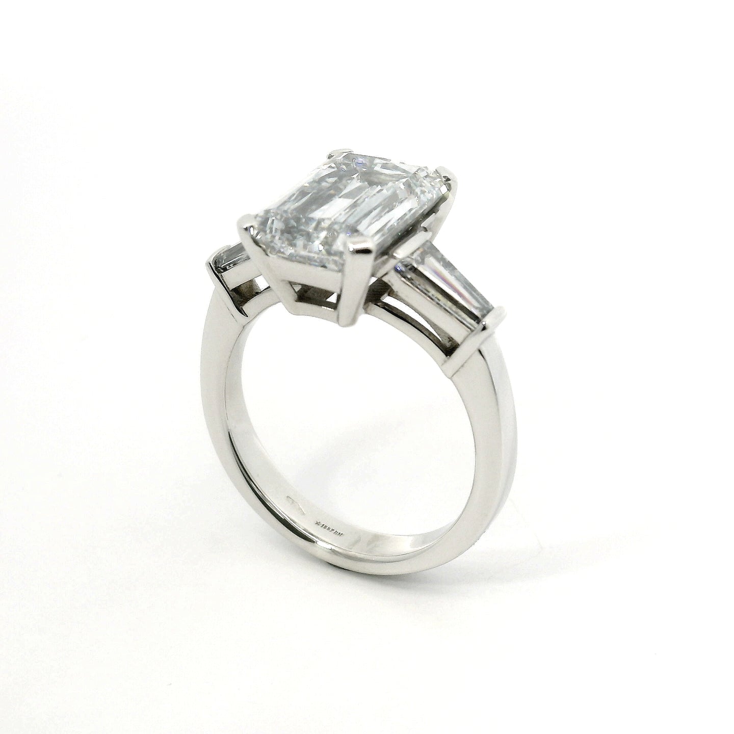 Solitario in oro bianco con diamanti lab-grown taglio Smeraldo e taper, 5,85 carati.